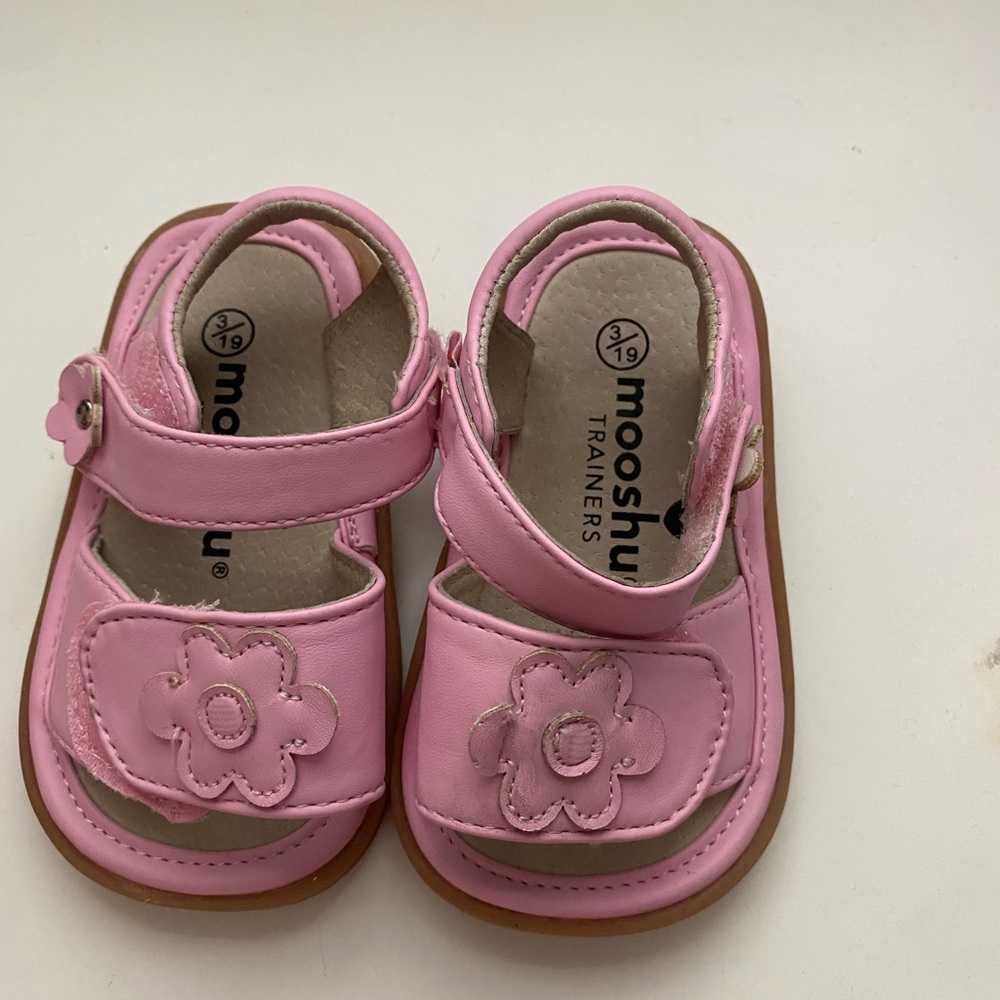 Sandalia para niña color rosa, semi nuevas.